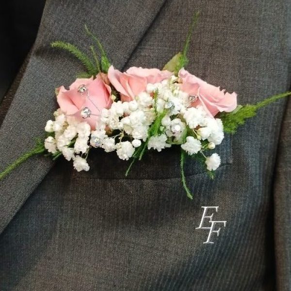 EF 809 B1 Pocket Boutonniere- Pink Sweetheart Roses